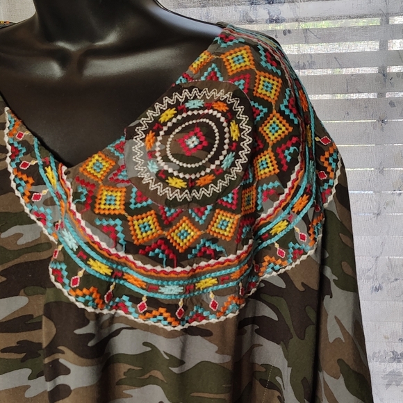 Savannah James Women's Camo Print Embroidered Ponchos Style Top Sz S/M - Picture 3 of 8